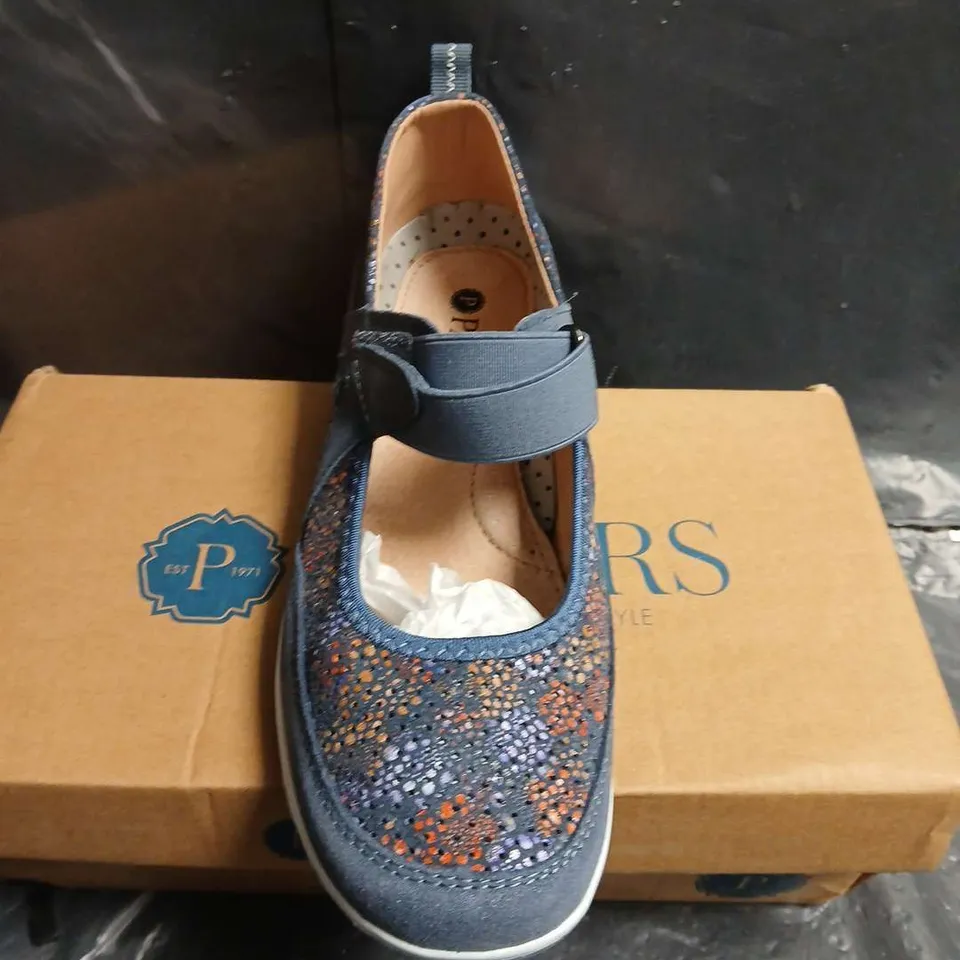 BOXED PAIR OF PAVERS BLUE FLORAL-PRINT MARY JANE SHOES WITH VELCRO STRAP - UK SIZE 5