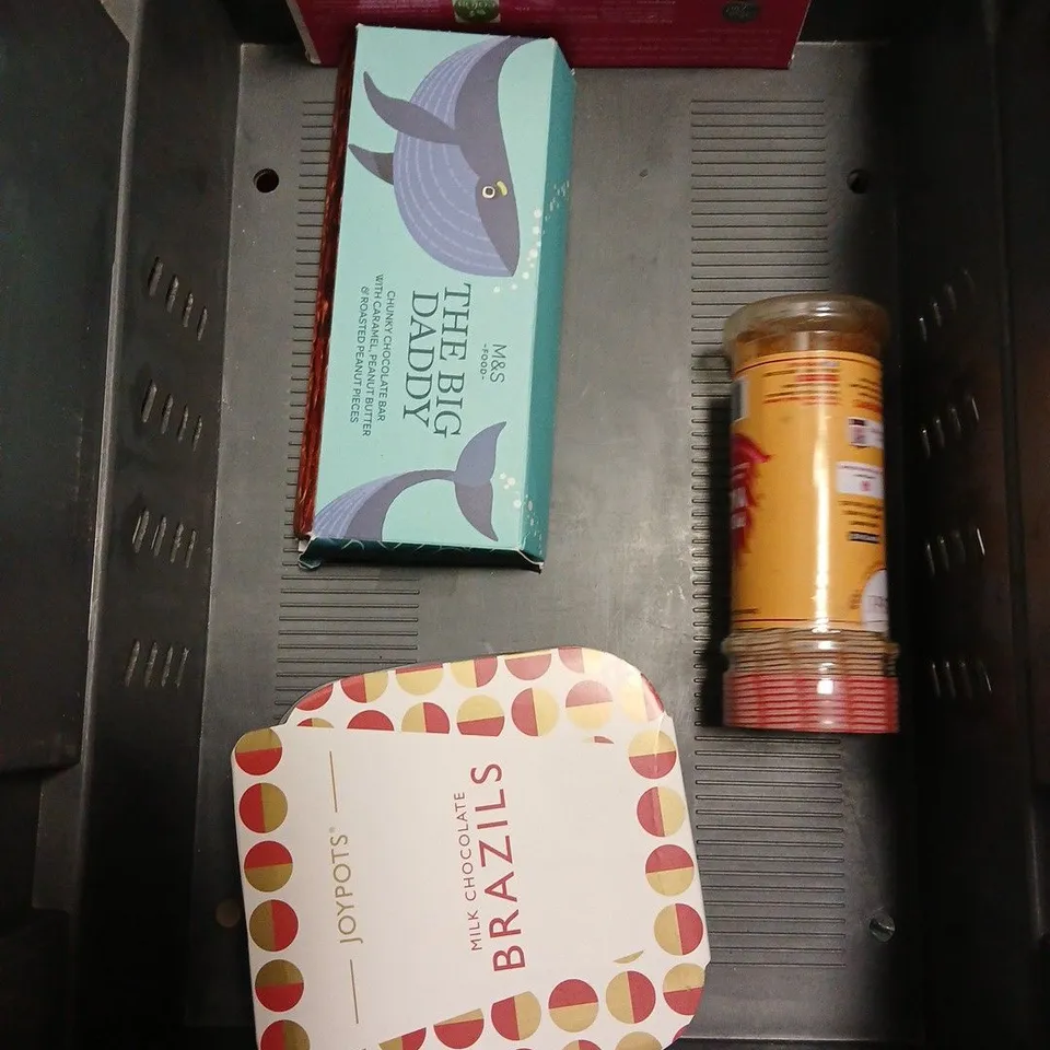 APPROXIMATELY 12 ASSORTED FOOD & DRINK ITEMS TO INCLUDE - BZUGH EXTRA VIRGIN OLIVE OIL - SPACE SWEETS FREEZE DRIED CANDY - LINDT EXTRA CREAMY CHOCOLATE - ETC - COLLECTION ONLY