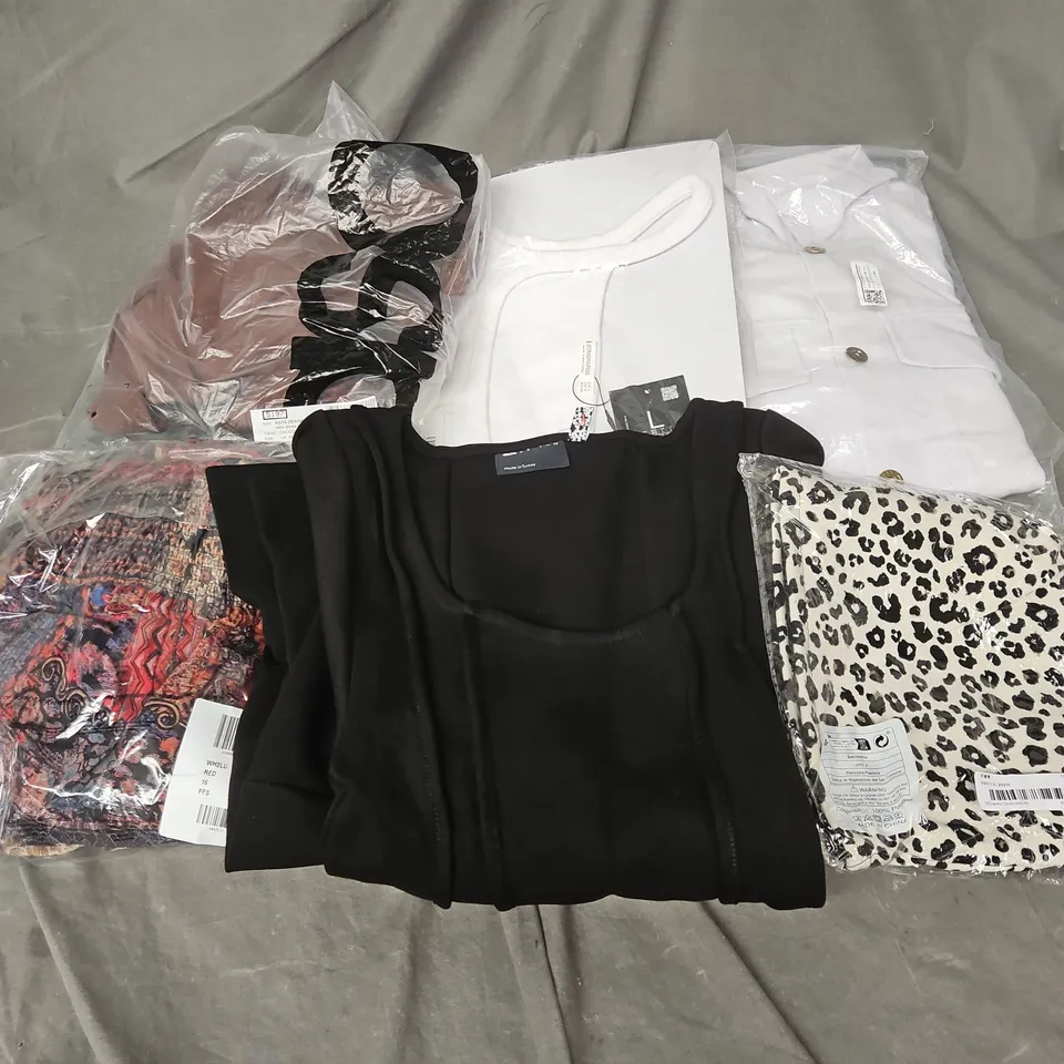 BOX OF APPROXIMATELY 20 ASSORTED CLOTHING ITEMS TO INCLUDE BELT, TANK TOP, DRESSES, ETC