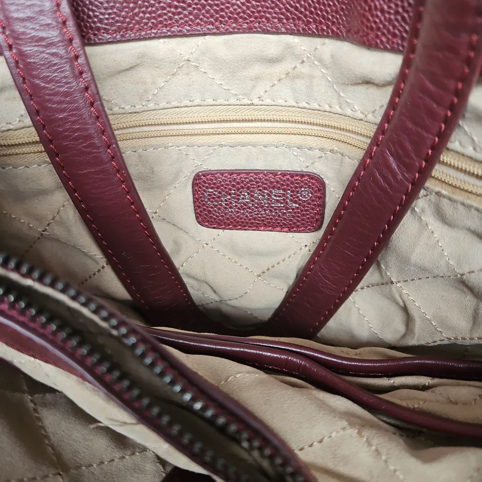 CHANEL LEATHER HANDBAG