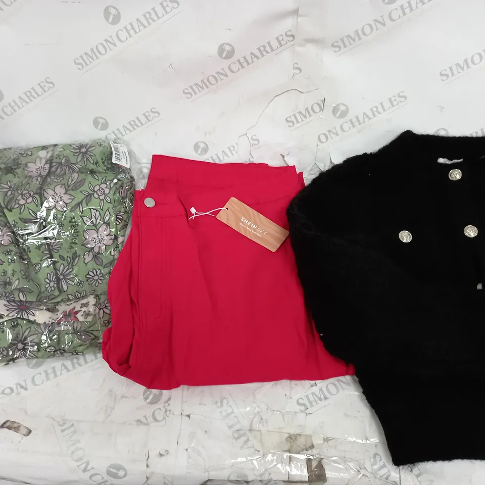 LOT OF APPROX 20 ASSORTED CLOTHING ITEMS AND ACCESSORIES TO INCLUDE; T-SHIRTS, JUMPERS ETC