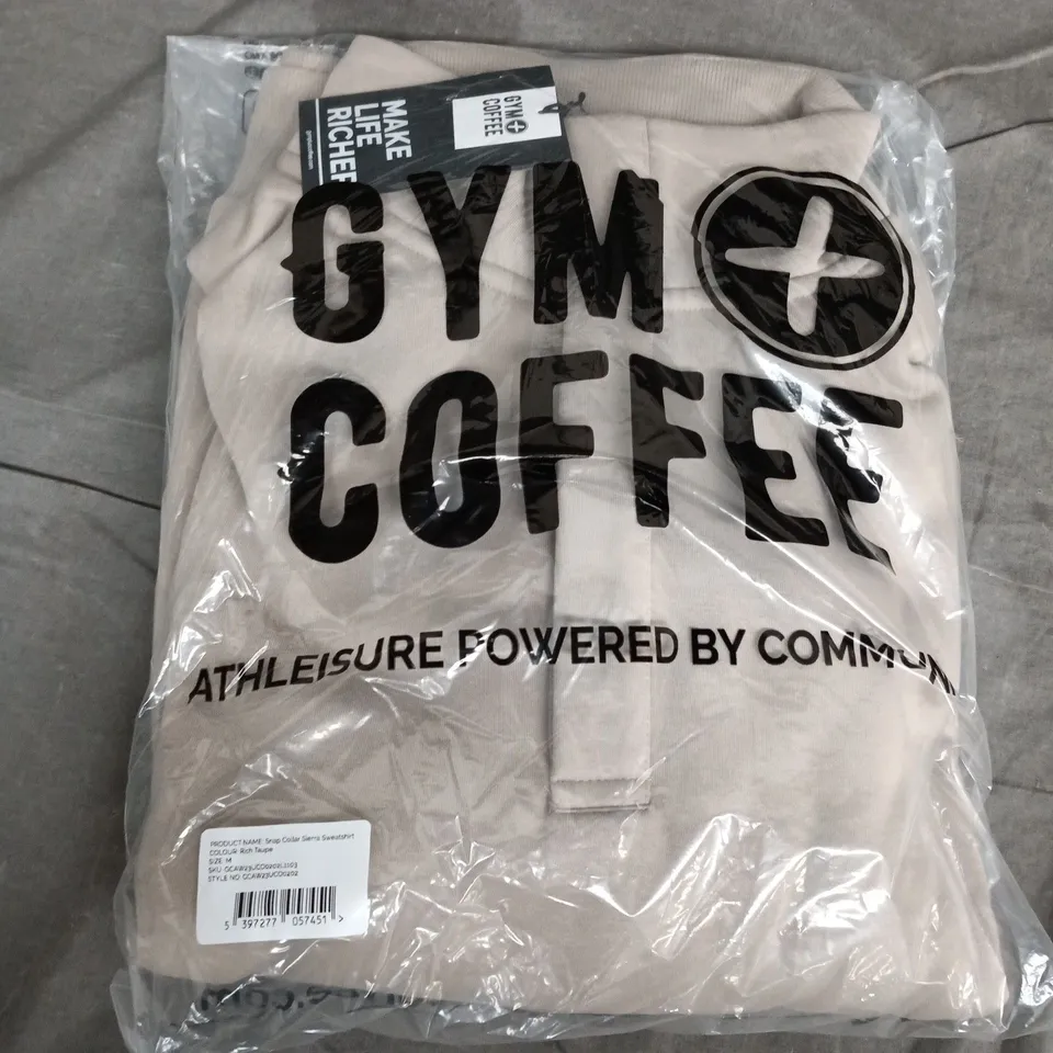 BAGGED GYM+ COFFEE SNAP COLLAR SIERRA SWEATSHIRT – RICH TAUPE, SIZE M
