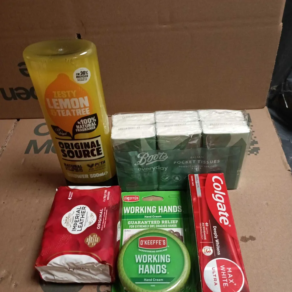 TOTE OF APPROXIMATELY 18 ASSORTED COSMETIC ITEMS TO INCLUDE IMPERIAL LEATHER, ORIGINAL SOURCE, COLGATE MAX WHITE, O'KEEFES WORKING HANDS ETC