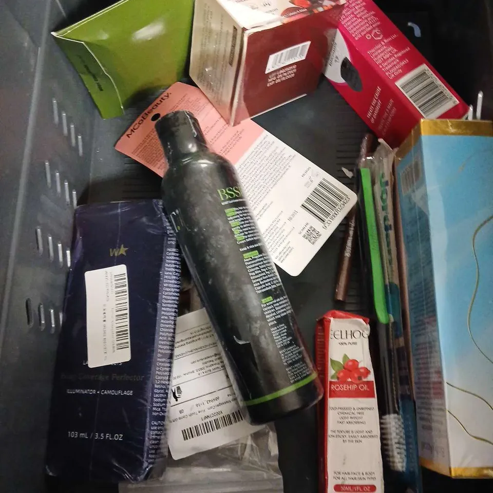 APPROXIMATEY 20 ASSORTED HEALTH AND BEAUTY PRODUCTS TO INCLUDE - HELLO SUNDAY SPF 50 FACE MOISTURISER - QUASI COLLAGEN GLOW UP MASK - VASELINE COCOA RADIANT BODY OIL - ETC
