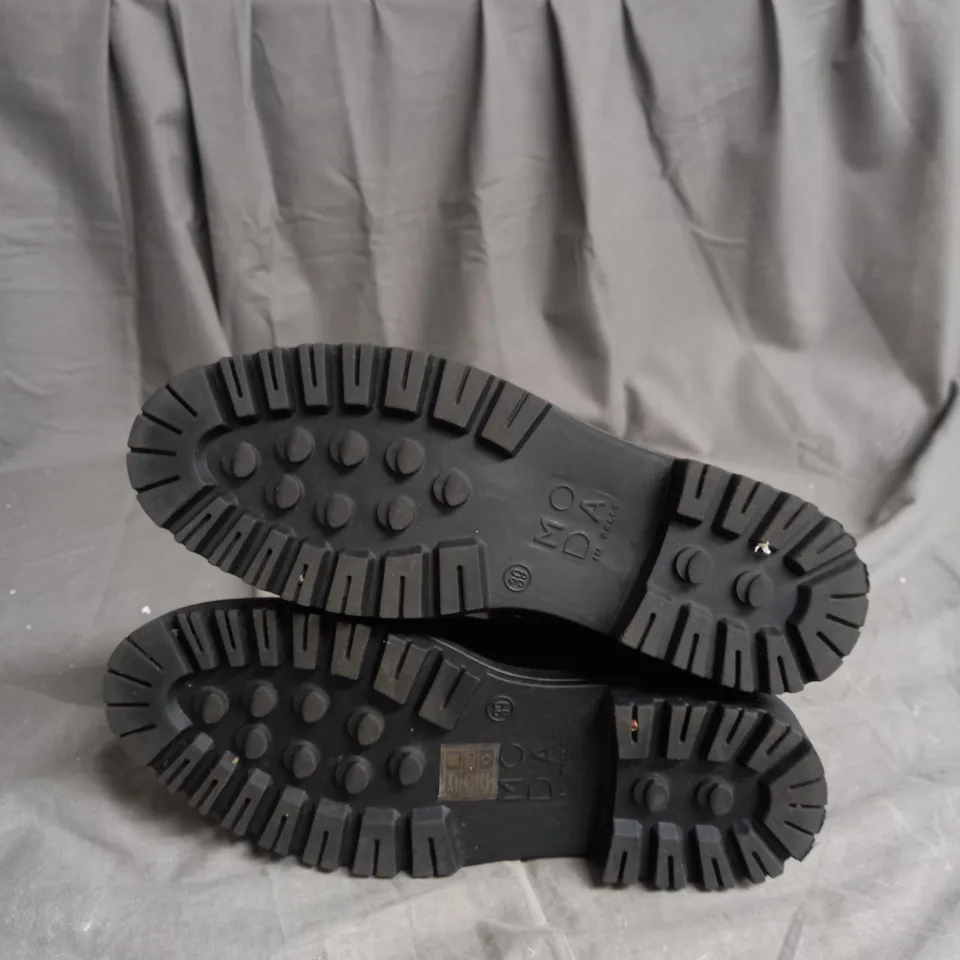 MODA IN PELLE ASTELLA CHAIN BOOT SIZE 6