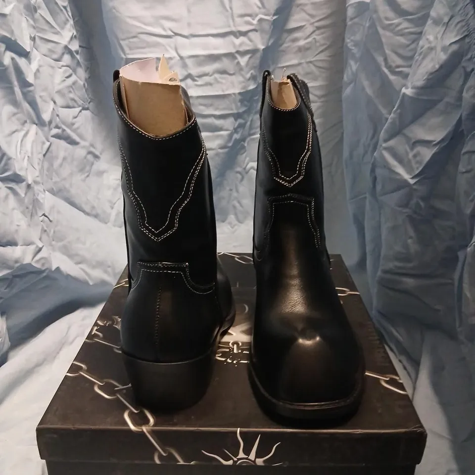 KOI HEXMARK MEN'S SNUB NOSE SHORT COWBOY BOOTS - BLACK VINTAGE, UK 9