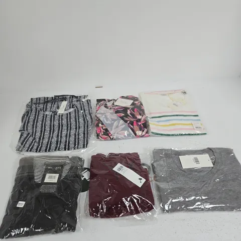 BOX OF APPROXIMATELY 20 ASSORTED CLOTHING ITEMS IN VARIOUS COLOURS, STYLES AND SIZES