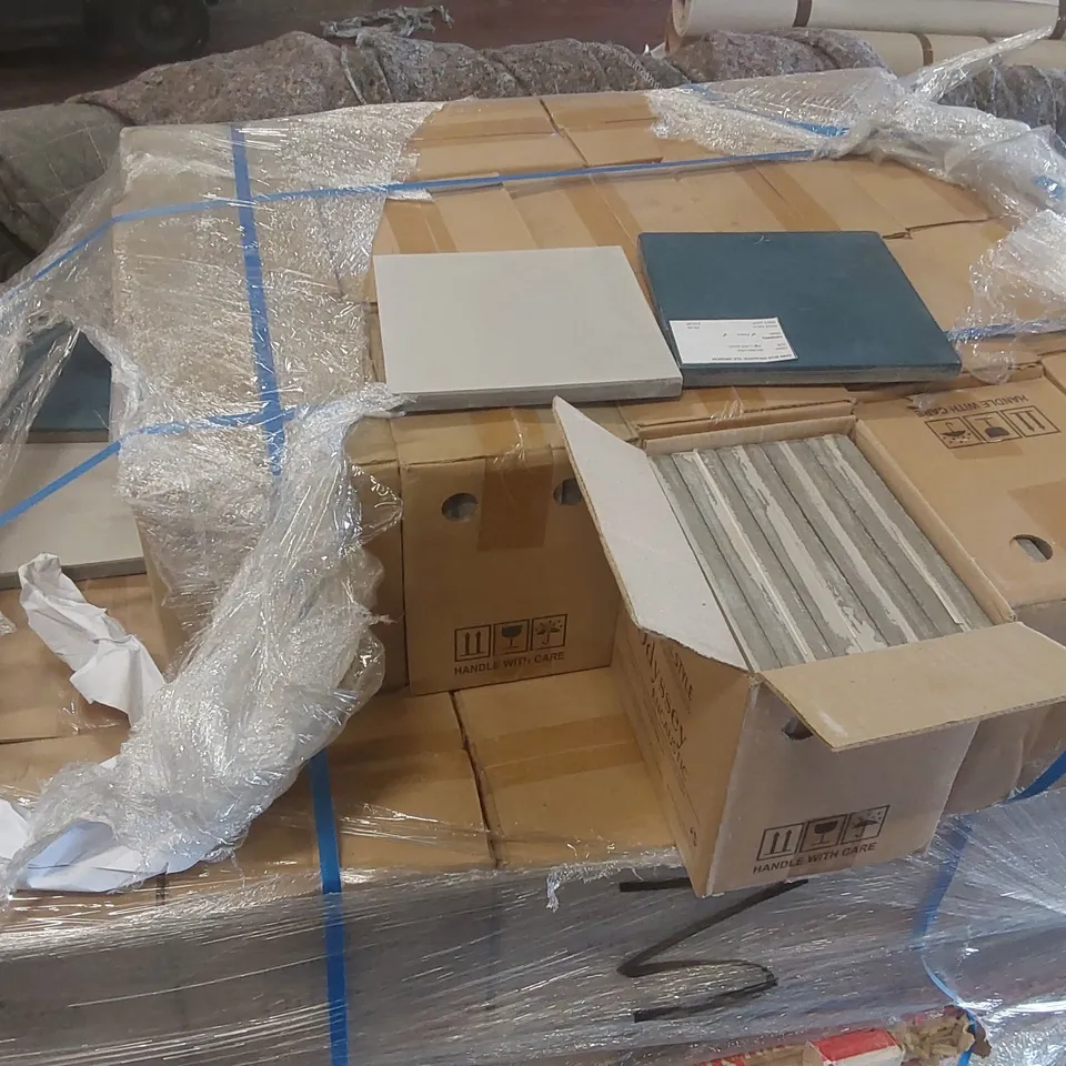 PALLET CONTAINING A VERY LARGE QUANTITY OF ASSORTED TILES