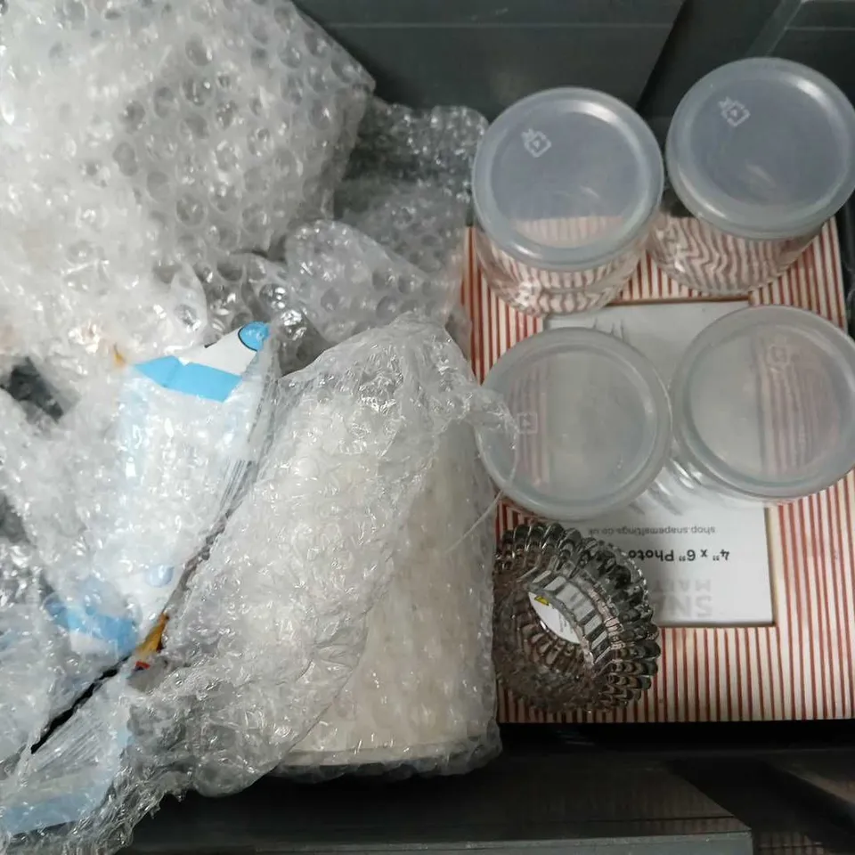 APPROXIMATELY 8 ASSORTED FRAGILE HOUSEHOLD ITEMS TO INCLUDE 4X6" PHOTO FRAME, MUGS, GLASSES, ETC - COLLECTION ONLY