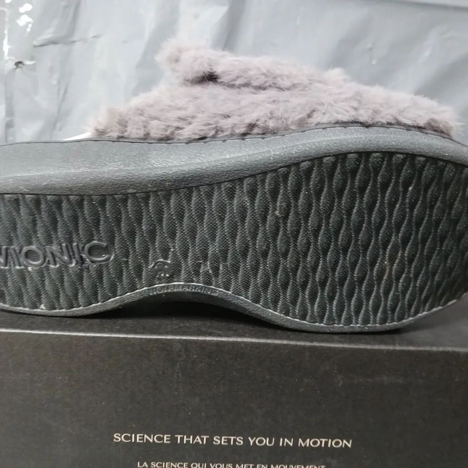 VIONIC INDULGE RELAX II SLIPPER IN CHARCOAL - SIZE 8