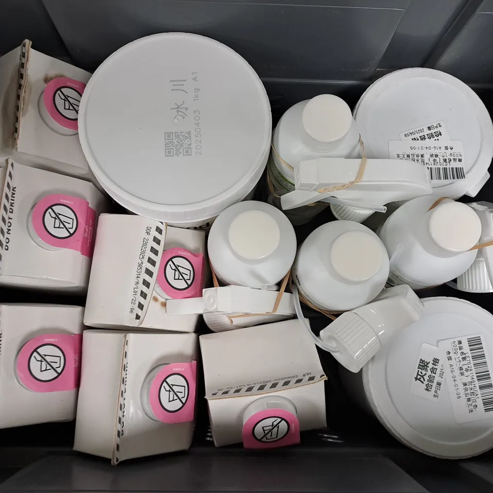 APPROXIMATELY 12 ASSORTED LIQUIDS TO INCLUDE WASHING UP LIQUID, STAIN REMOVAL CLEANING SPRAY, WOOD PAINT, ETC - COLLECTION ONLY