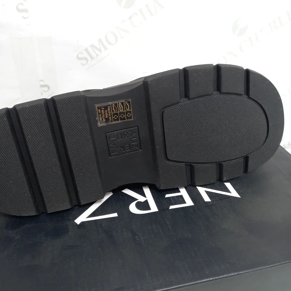 BOXED PAIR OF NATURALIZER SANDALS BLACK LEATHER - SIZE 7