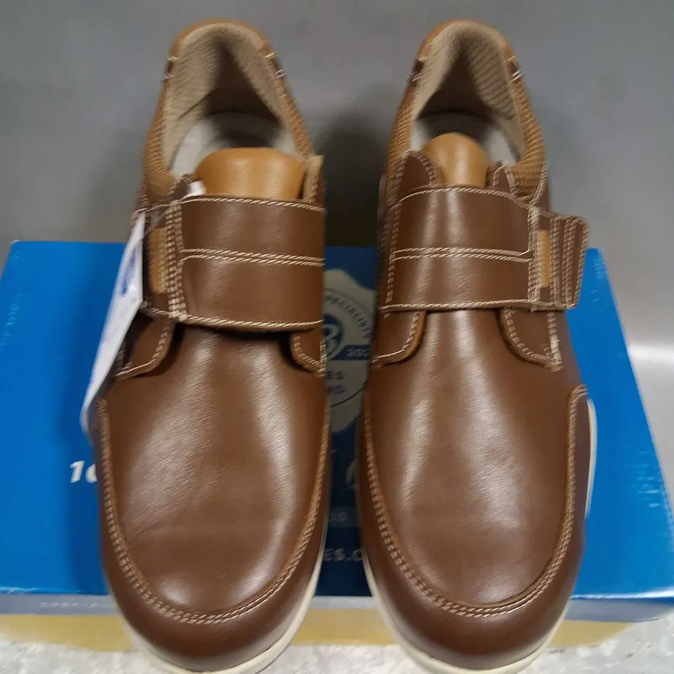 BOXED DB SHOES DARWIN CHESTNUT SIZE 9