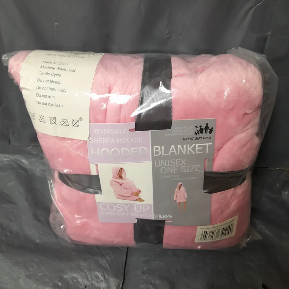 REVERSIBLE SHERPA HOODE BLANKET IN PINK