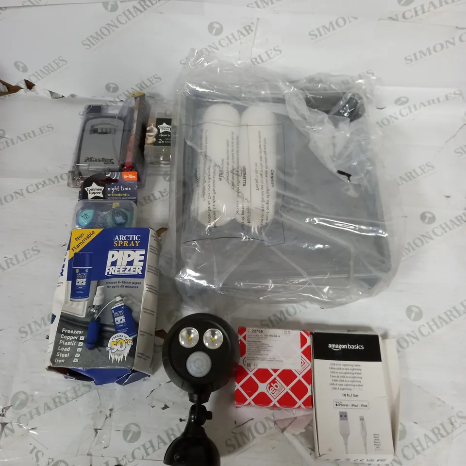 LARGE BOX OF APPROXIMATELY 25 ASSORTED HOUSEHOLD GOODS TO INCLUDE CUP SET, PET CLEANING BRUSH, AMAZON REVISION CARDS, AND SANDPAPER SHEETS ETC.