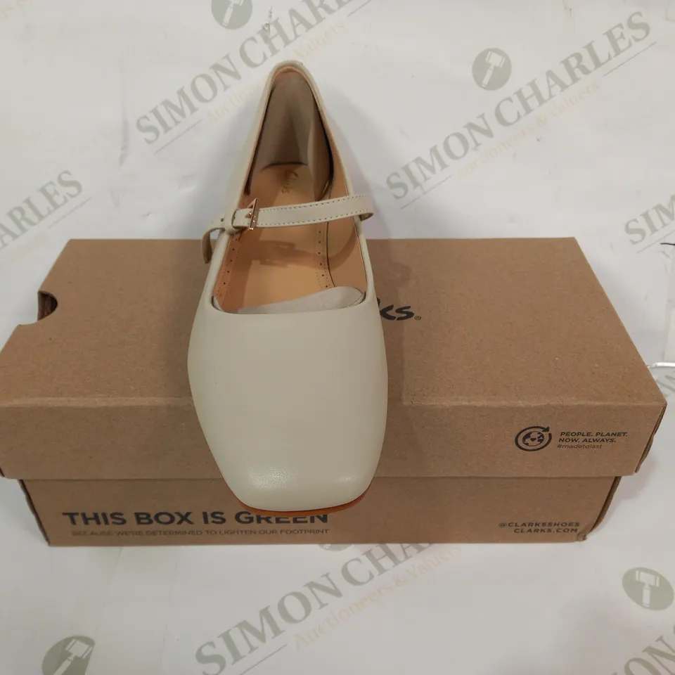 BOXED PAIR OF CLARKS SEREN 30 BUCKLE SHOES IN IVORY LEATHR UK SIZE 5.5