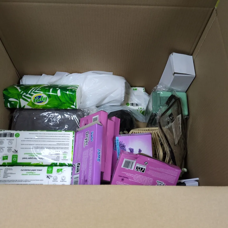 LOT OF APPROXIMATELY 30 ASSORTED HOUSEHOLD ITEMS TO INCLUDE BINOCULARS, LUGGAGE SCALES AND STRING LIGHTS