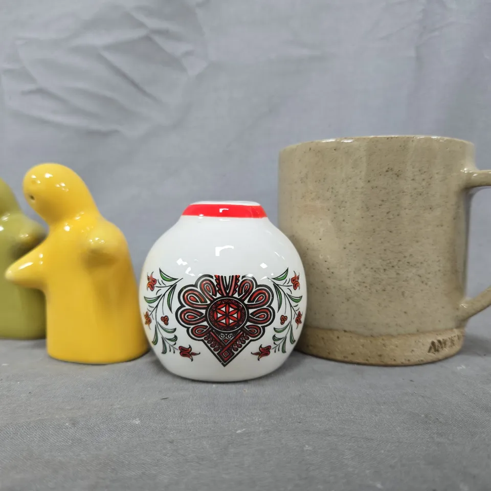APPROXIMATELY 5 ASSORTED HOUSEHOLD ITEMS TO INCLUDE MUG, SALT & PEPPER SHAKERS, ETC - COLLECTION ONLY