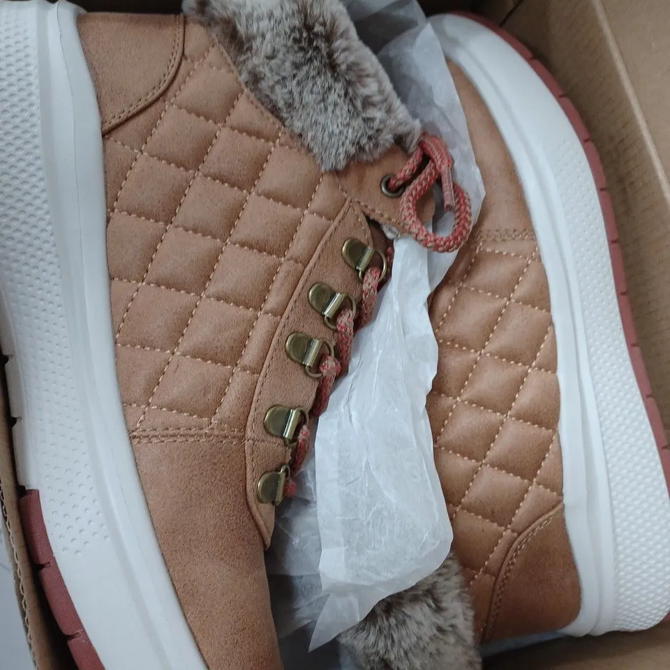 BOXED SKECHERS BOBS SKIPPER WAVE DIAMOND QUILTS BOOTS, CHESTNUT - SIZE 4.5 