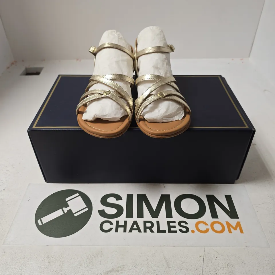 BOXED PAIR OF FAIRFAX & FAVOR WOMENS ST IVES SANDAL IN GOLD LEATHER - UK 4