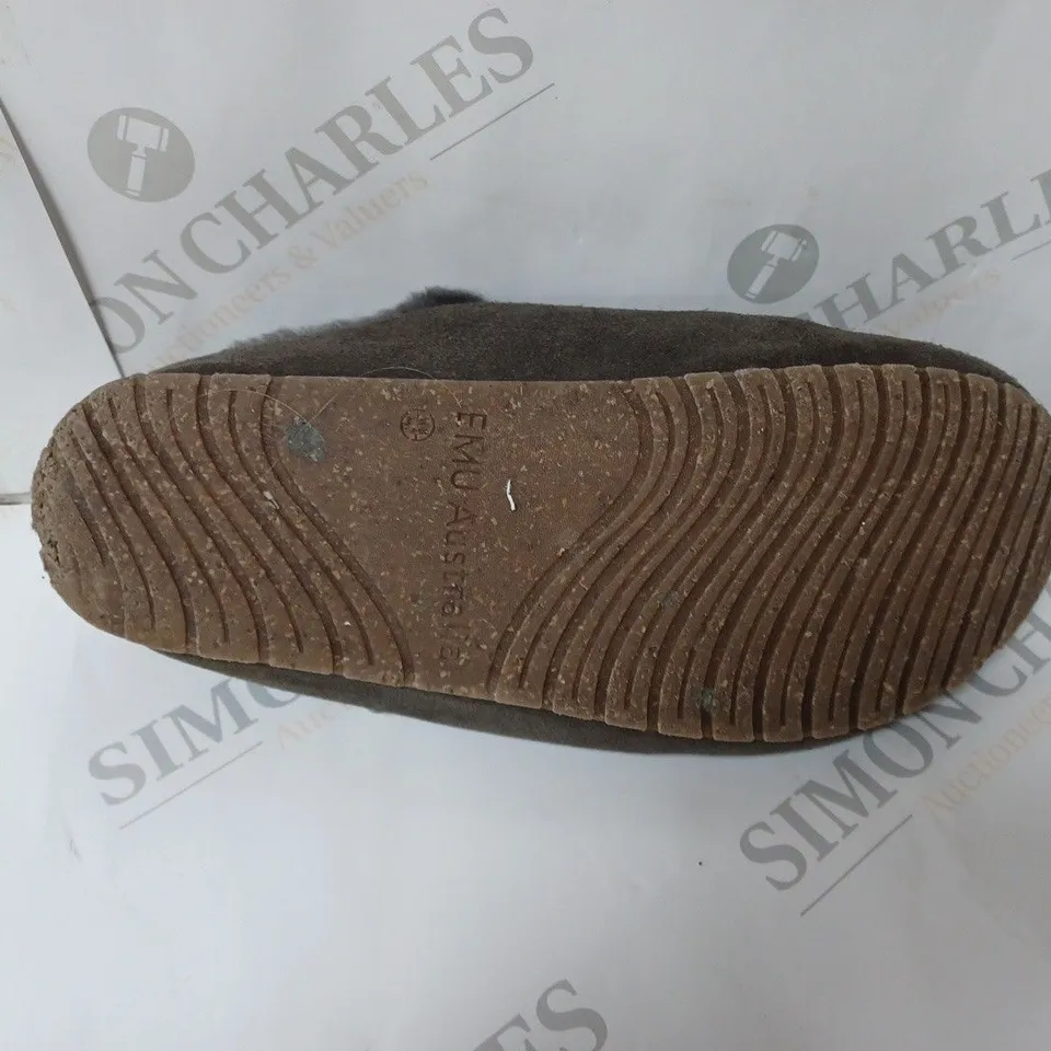 PAIR OF EMU AUSTRALIA SLIP-ON MULE STYLE FAUX FUR LINED SLIPPERS IN CHARCOAL, UK SIZE 6