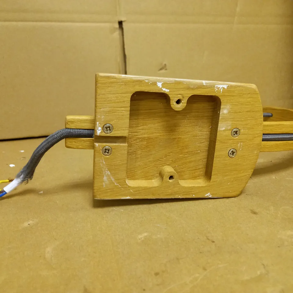TOM RAFFIELD HANTER OAK WALL LIGHT