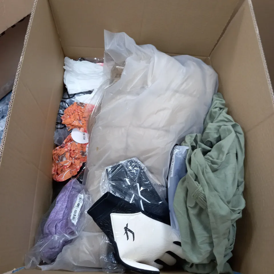 BOX OF ASSORTED CLOTHING ITEMS TO INCLUDE SOCKS, TOPS, COATS ETC