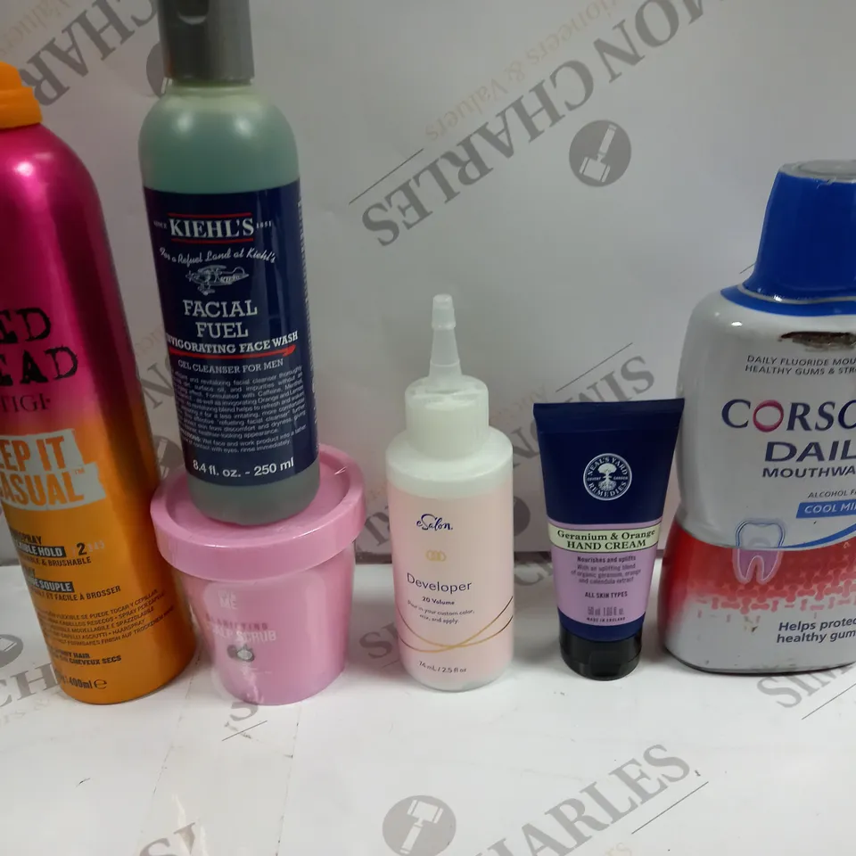 BOX OF APPROXIMATELY 20 ASSORTED COSMETIC ITEMS TO INCLUDE HED HEAD TIGI, CORSODYL DAILY, GIVE ME SCALP SCRUB ETC