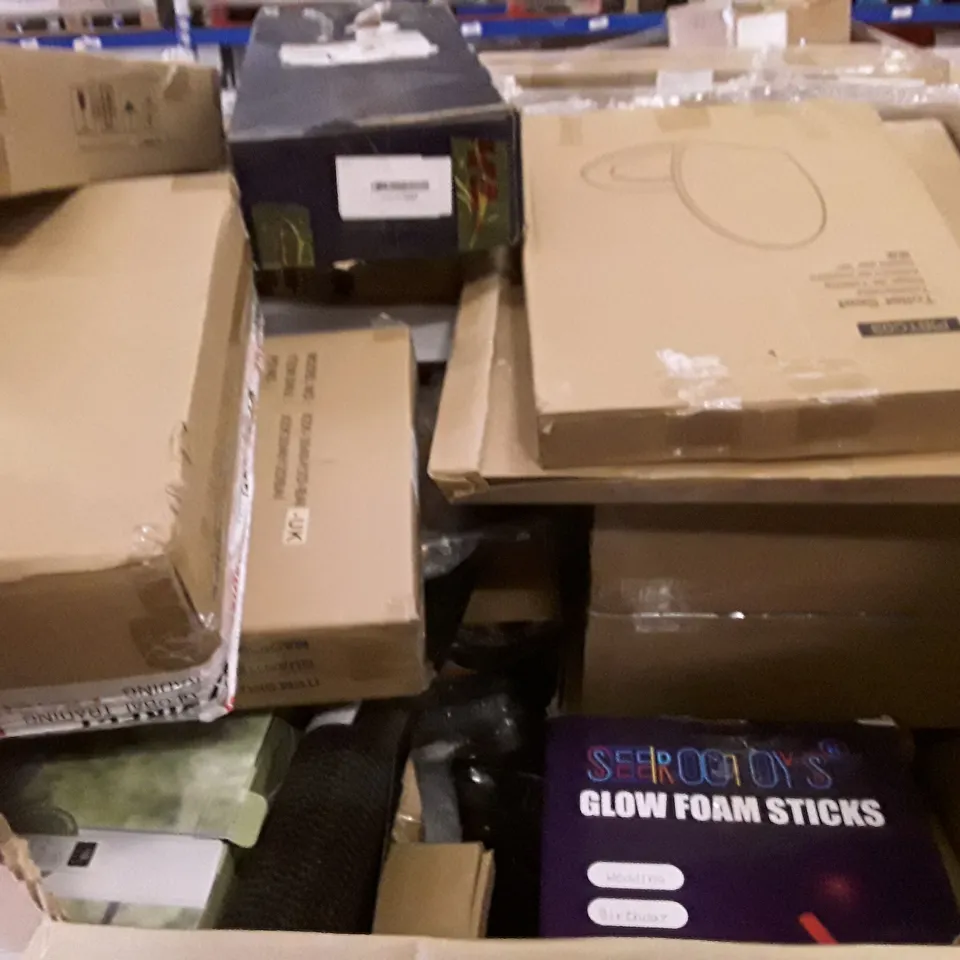 PALLET OF ASSORTED PRODUCTS INCLUDING TOILET SEAT, SOLO STOVE, WALL CLOCK, CHILDRENS TRICYCLE, LAMP SHADES