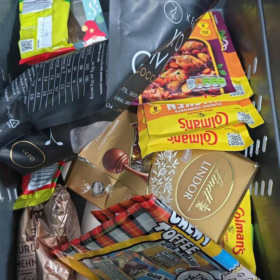 APPROXIMATELY 12 ASSORTED FOOD/DRINK PRODUCTS TO INCLUDE KETO GRANOLA, TONY'S CHOCOLATE, M&S SHORTBREAD ETC