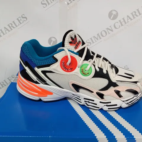 BOXED ADIDAS ASTIR TRAINERS - SIZE 4
