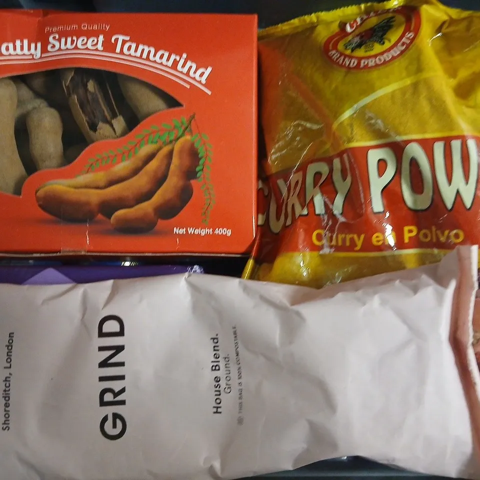 APPROXIMATELY 10 ASSORTED FOOD AND DRINK ITEMS TO INCLUDE FOOD COLOURING, M&MS BUNNY, ETC