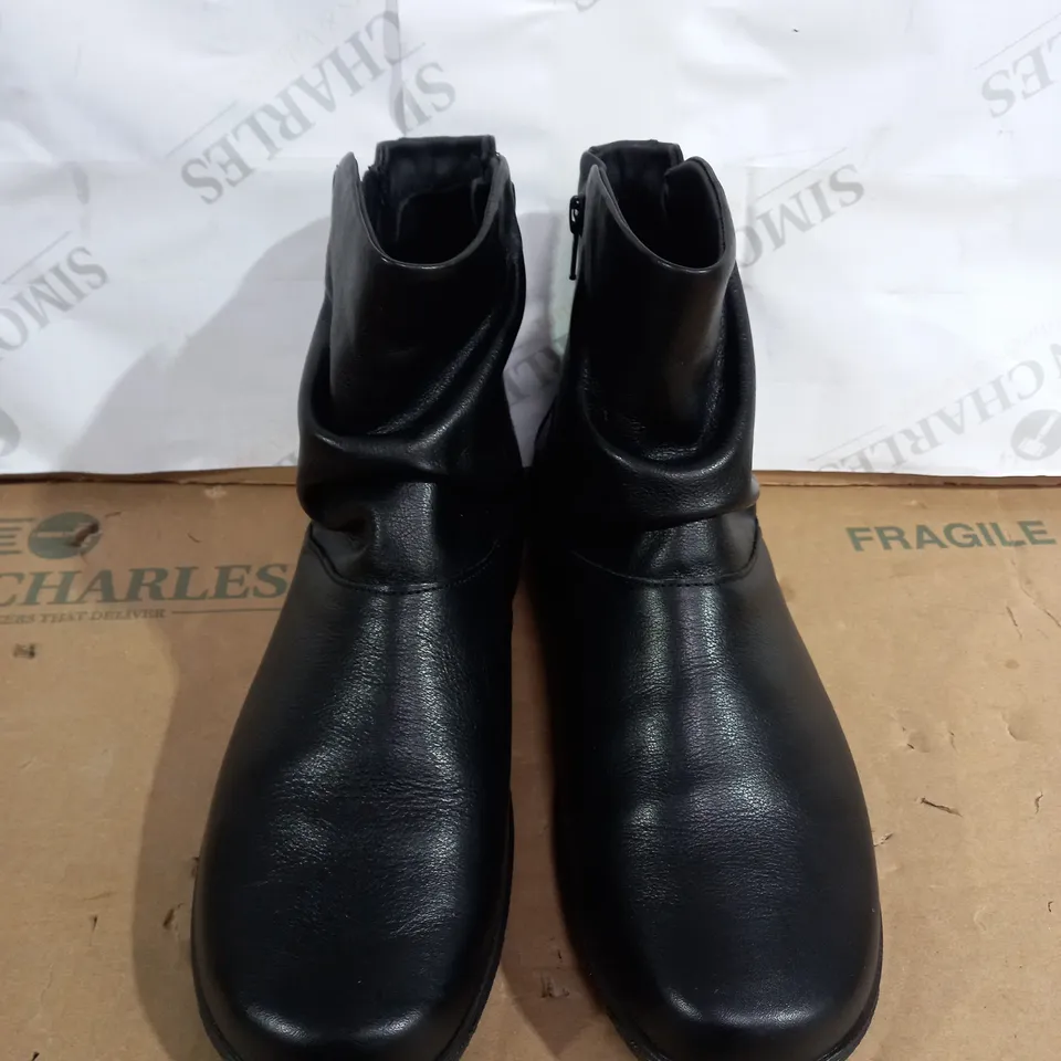 WOMANS WHISPER BLACK LEATHER BOOTS SIZE 8