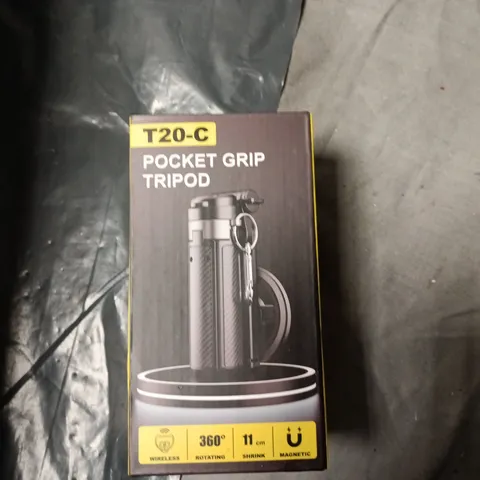 BOX OF APPROXIMATELY 18 ASSORTED TECH ITEMS TO INCLUDE: TRIPOD AND 65W WALL ADAPTER