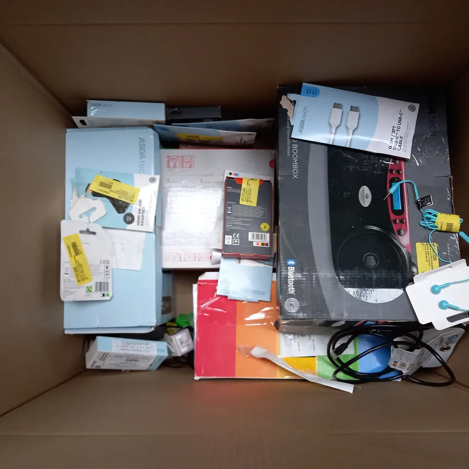 BOX OF APPROX 30 ASSORTED ELECTRICAL ITEMS TOO INCLUDE EARPHONES, RADIO AND POWER ADAPTER