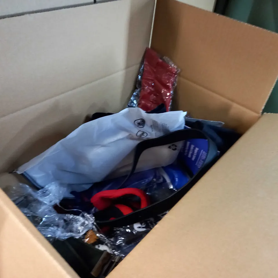 LOT OF APPROX. 15 ASSORTED CLOTHING ACCESSORIES  IN VARYING SIZES/COLOURS/STYLES TO INCLUDE: GLOVES, HAT, BAGS