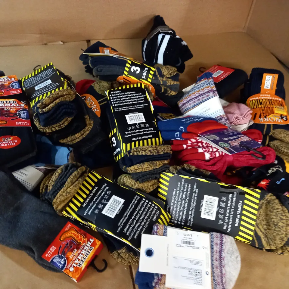 LOT OF ASSORTED PAIRS OF SOCKS IN VARIOUS SIZES