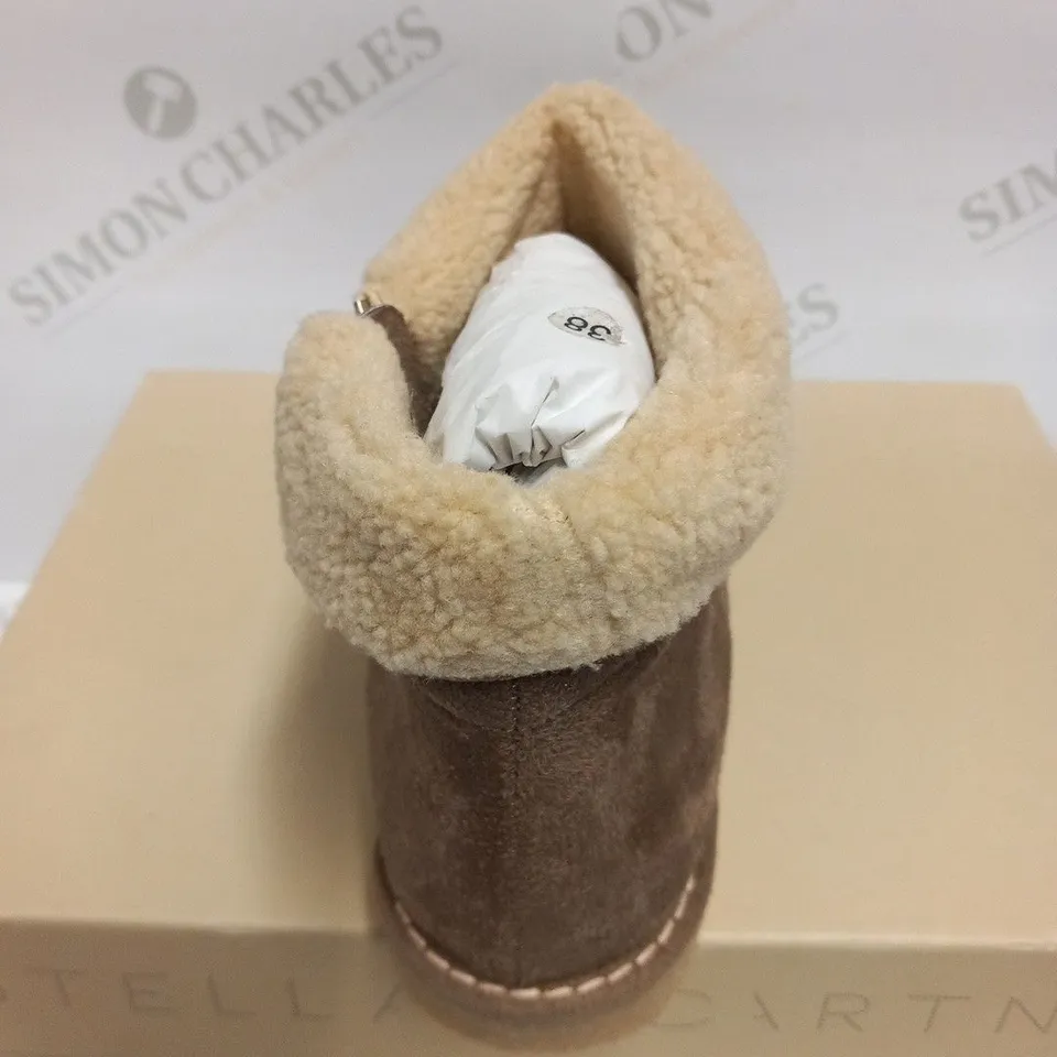 BOXED PAIR OF STELLA MCCARTNEY KICKAPOO LOW BOOT PEBBLE SIZE 38