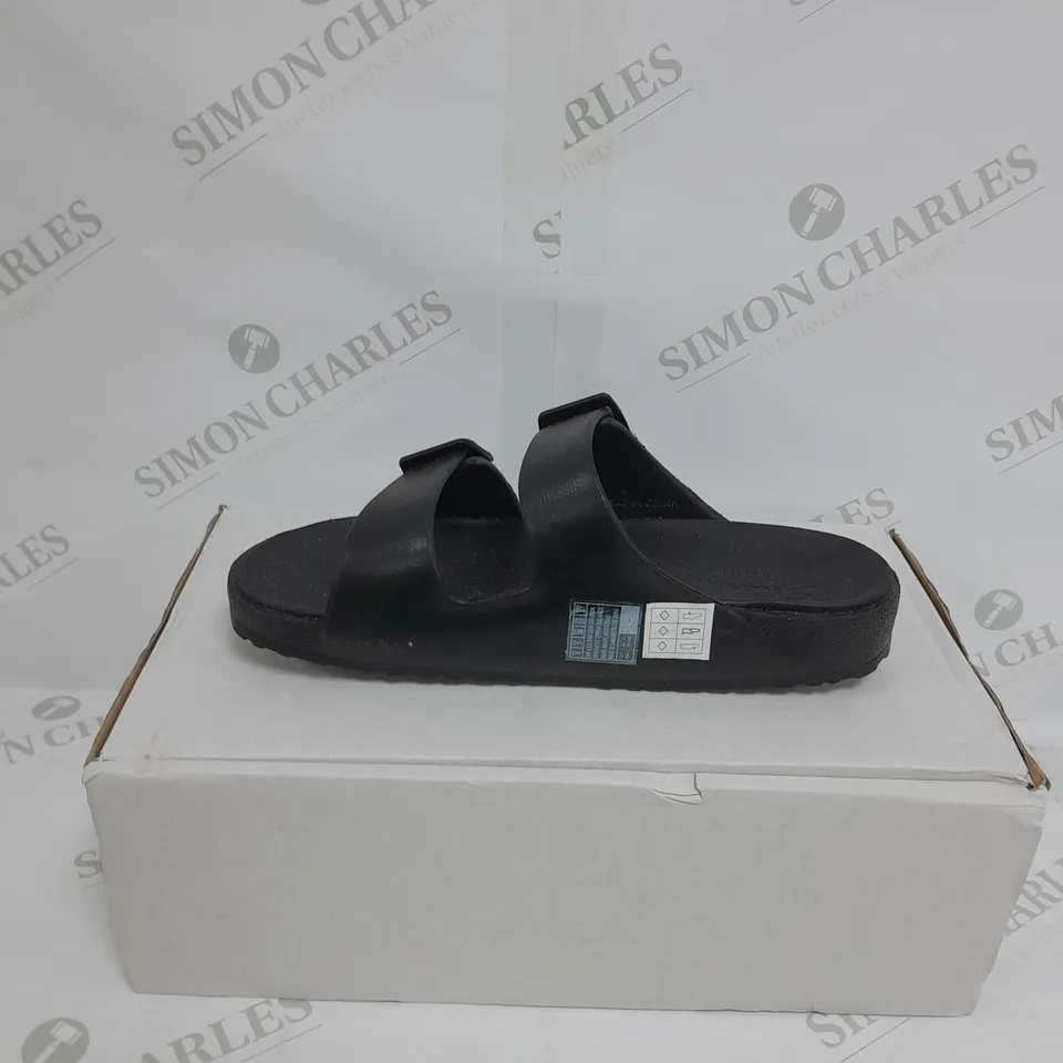 BOXED PAIR OF SKETCHERS ARCH FIT FOAMIES BLACK SIZE 5 SANDAL 