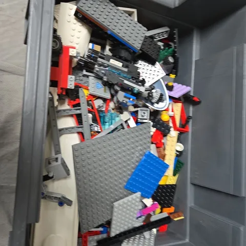 BOX OF ASSORTED LEGO BRICKS  – MIXED COLOURS
