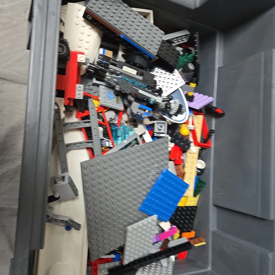 BOX OF ASSORTED LEGO BRICKS  – MIXED COLOURS