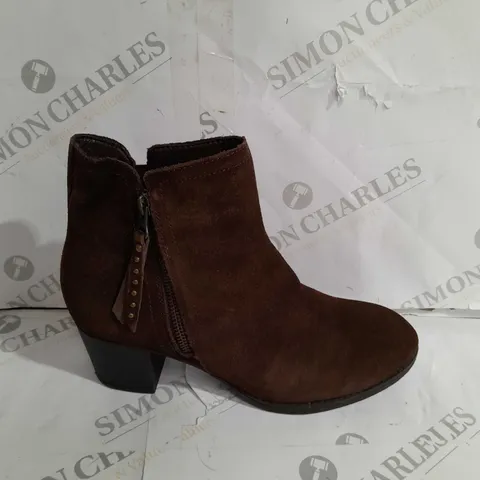 BOXED PAIR OF SKECHERS TAXI ZIP BOOTS IN CHOCOLATE SIZE 5.5