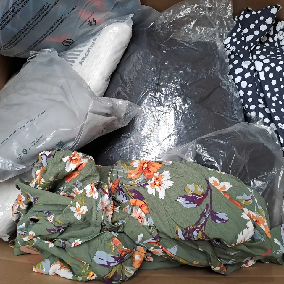 APPROXIMATELY 25 ASSORTED CLOTHING ITEMS IN VARIOUS SIZES TO INCLUDE - TOP ,  DRESS , QUARTER ZIP ETC