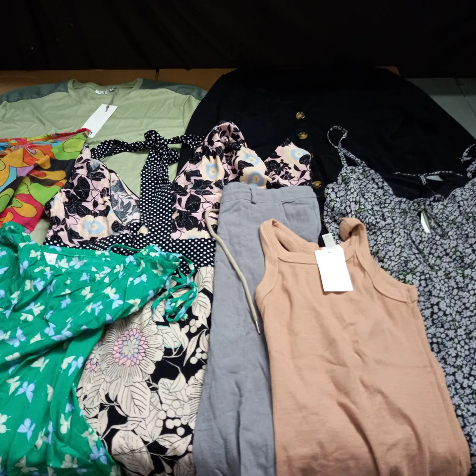 LARGE QUANTITY OF ASSORTED CLOTHING ITEMS TO INCLUDE KIN, JADED AND DIVIDED