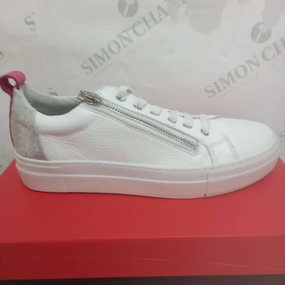 BOXED PAIR OF RUTH LANGSFORD ZIP TRAINERS IN WHITE/PINK - SIZE 5