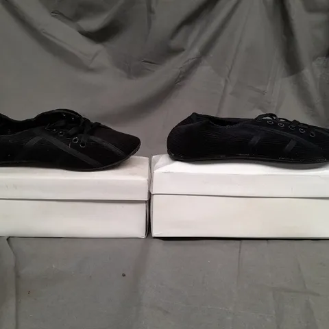 BOX OF APPROX 10 ASSORTED SHOES IN VARIOUS SIZES & COLOURS