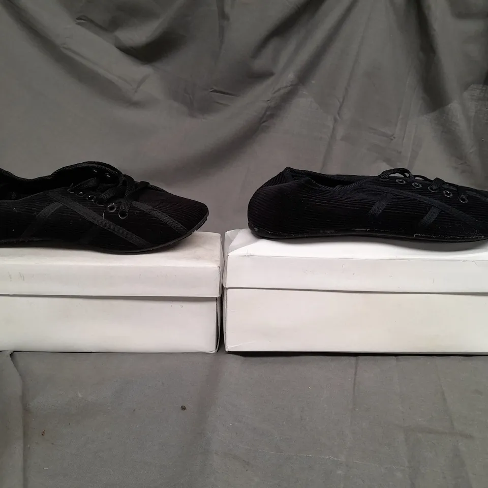 BOX OF APPROX 10 ASSORTED SHOES IN VARIOUS SIZES & COLOURS 