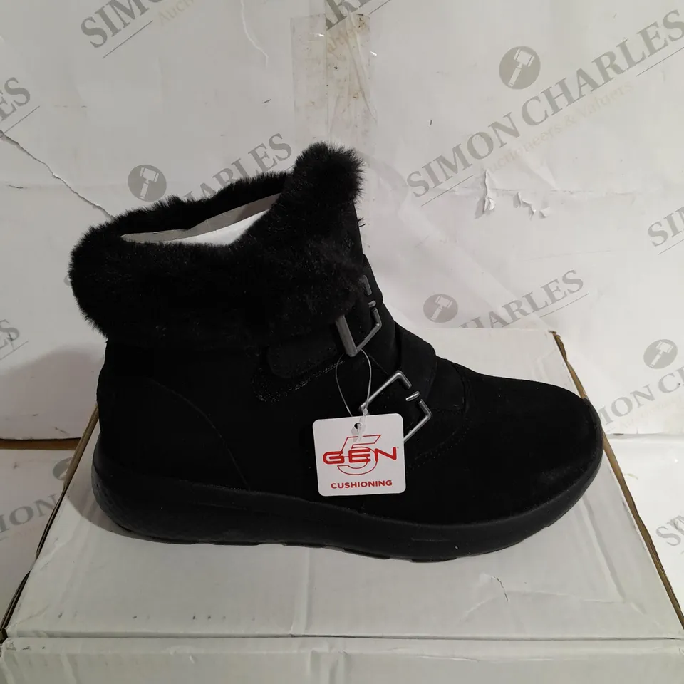 BOXED SKECHERS WINTER ON THE GO FAUX FUR TRIM BOOTS, BLACK - SIZE 4