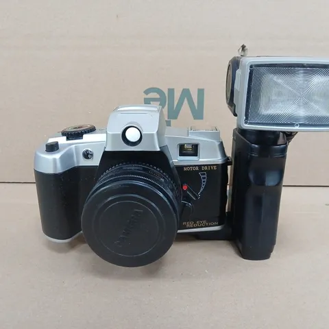 VINTAGE 35MM SLR CAMERA WITH EXTERNAL FLASH 