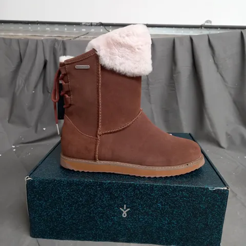 BOXED EMU AUSTRALIA BIRDWOOD BOOTS, OAK - SIZE 7
